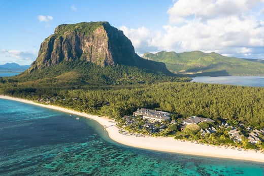 jw-marriott-mauritius-resort-hotelanlage-mit Berg