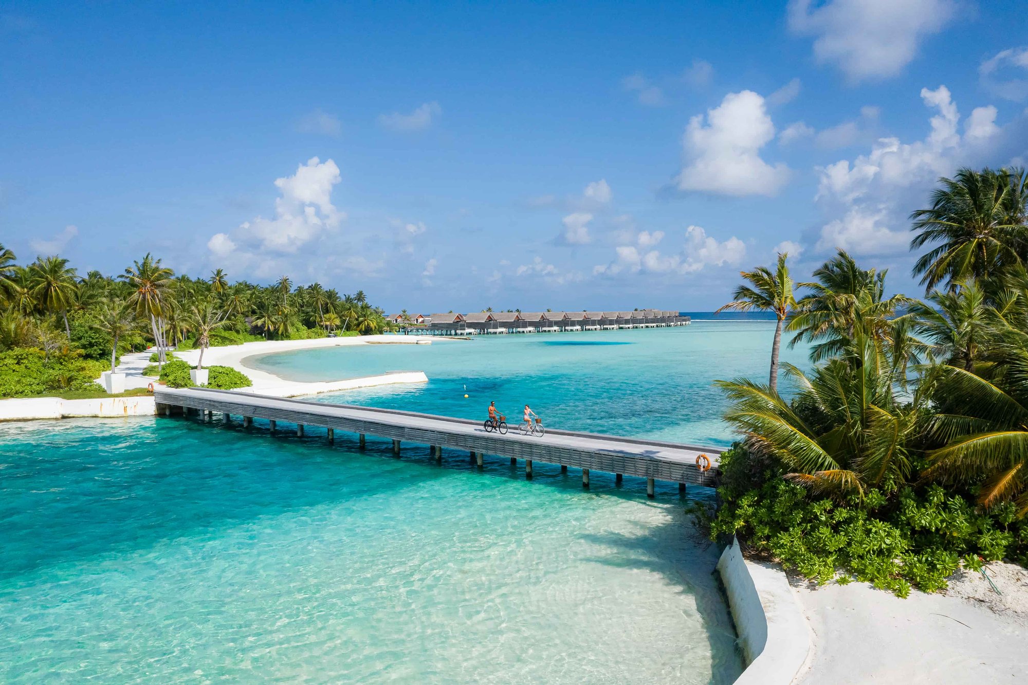 niyama-private-island-maledives-luxury-family-vacations-thefamilyproject-bridge