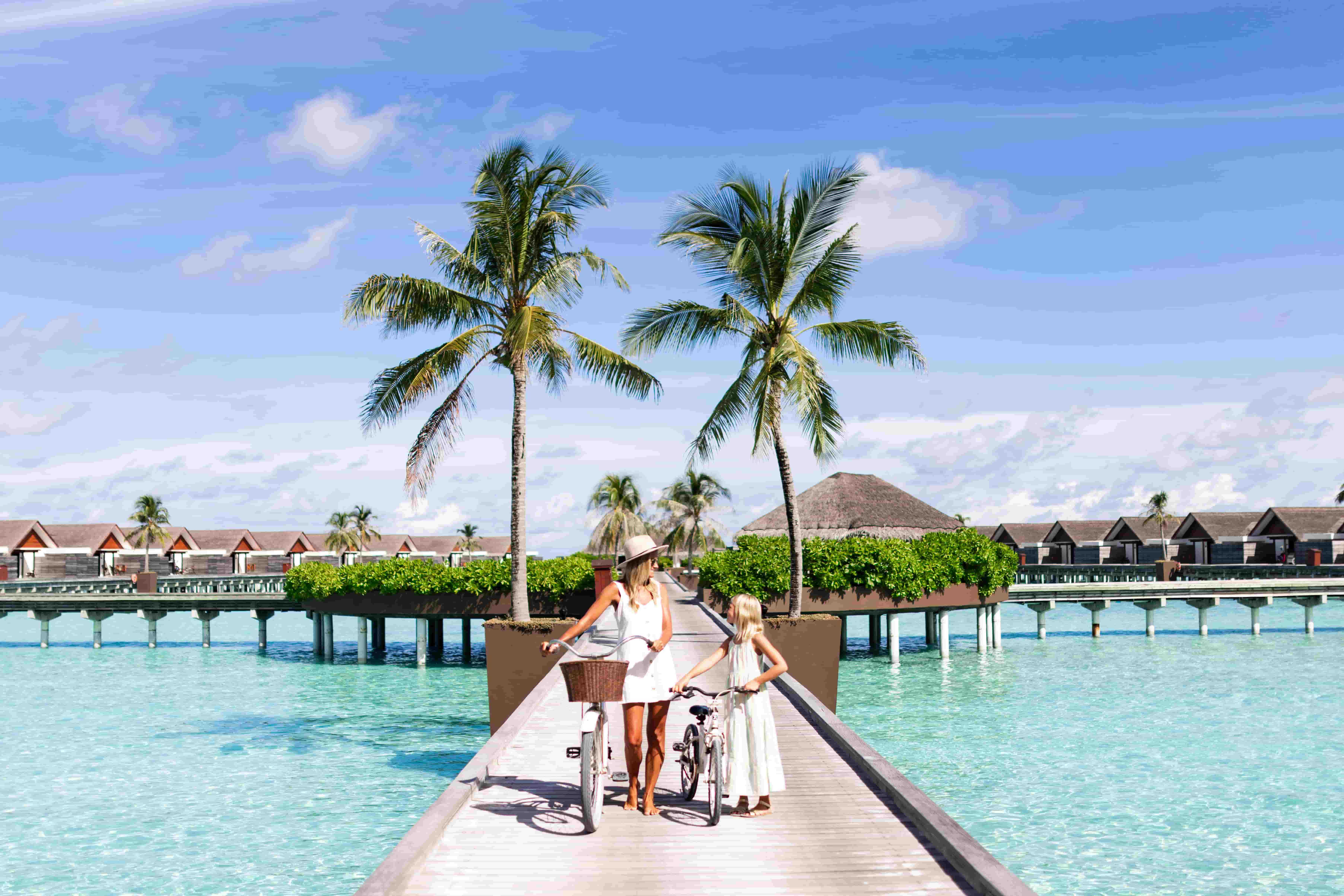 niyama-private-island-malediven-familienluxusreisen-thefamilyproject-mutter-tochter-steg