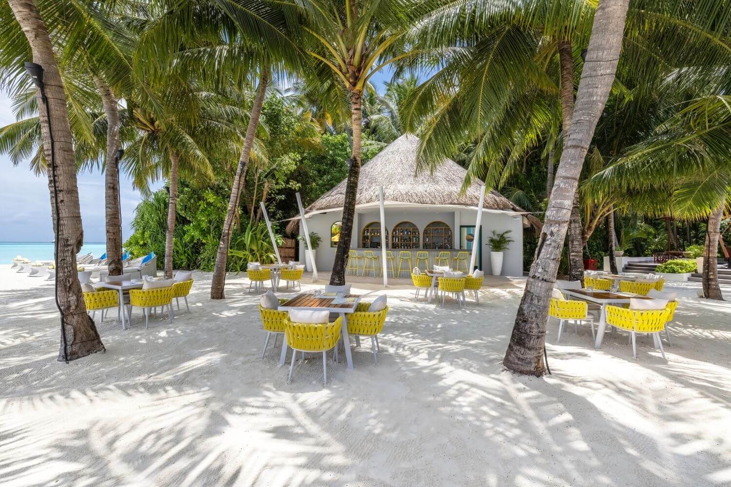 Restaurant am Strand unter Palmen