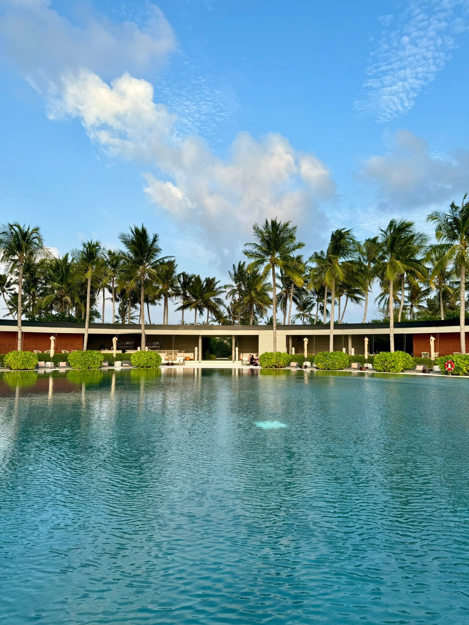 Poolbereich im Ritz Carlton Maldives