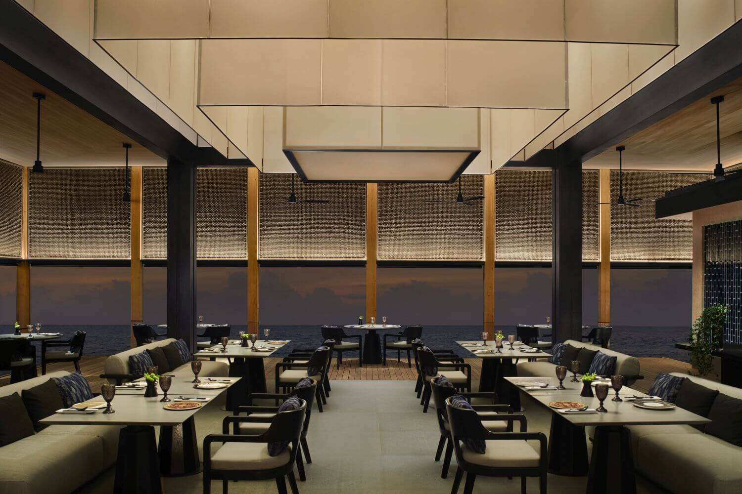 Ritz Carlton Maldives Familienluxusreisen TheFamilyProject Restaurant Indoor