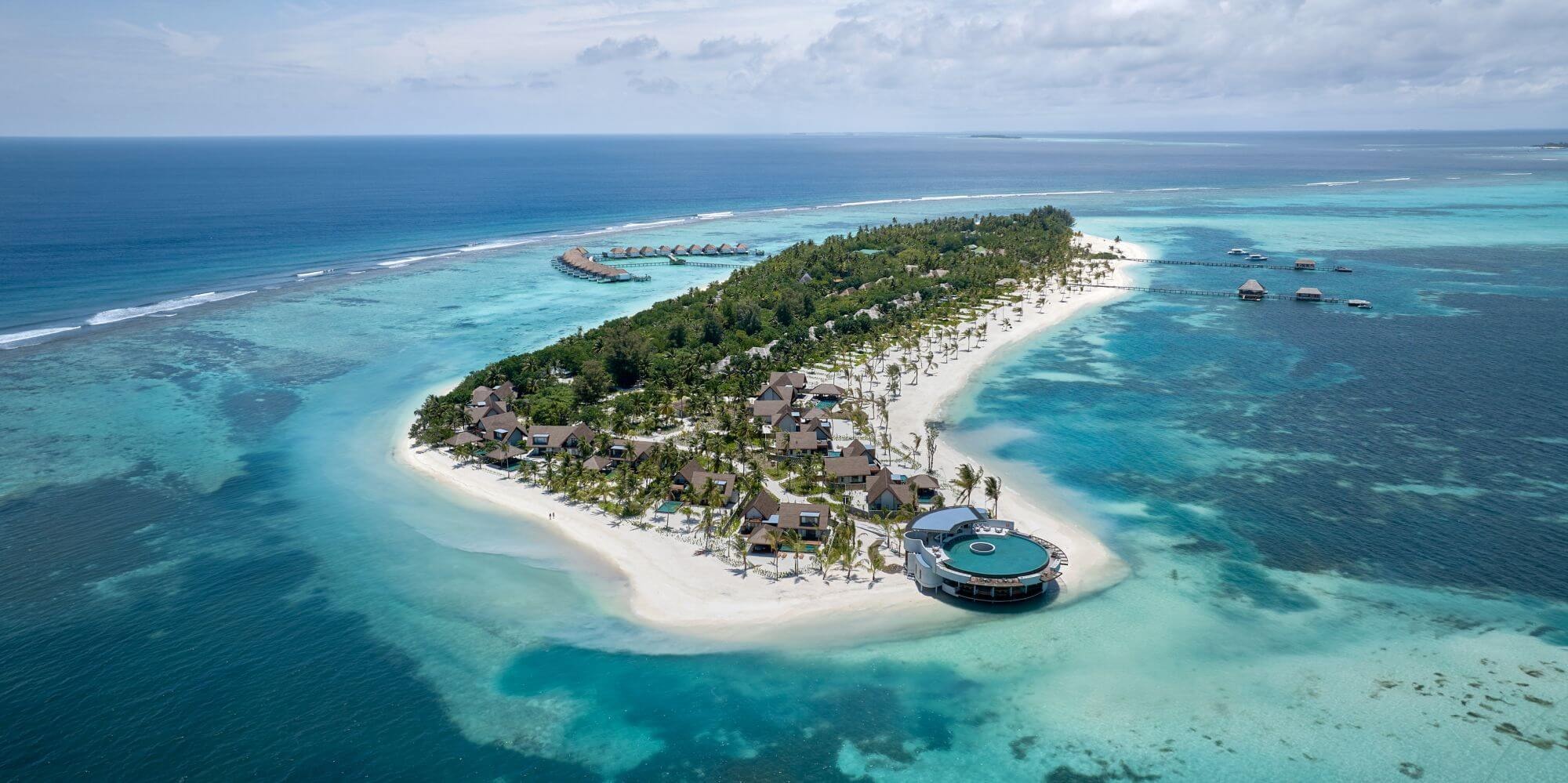 six-senses-kanuhura-malediven-familienuxusreise-thefamilyproject-insel-luftbildaufnahme