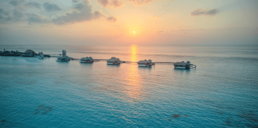 Luxusresort Soneva Secret bei Sonnenuntergang