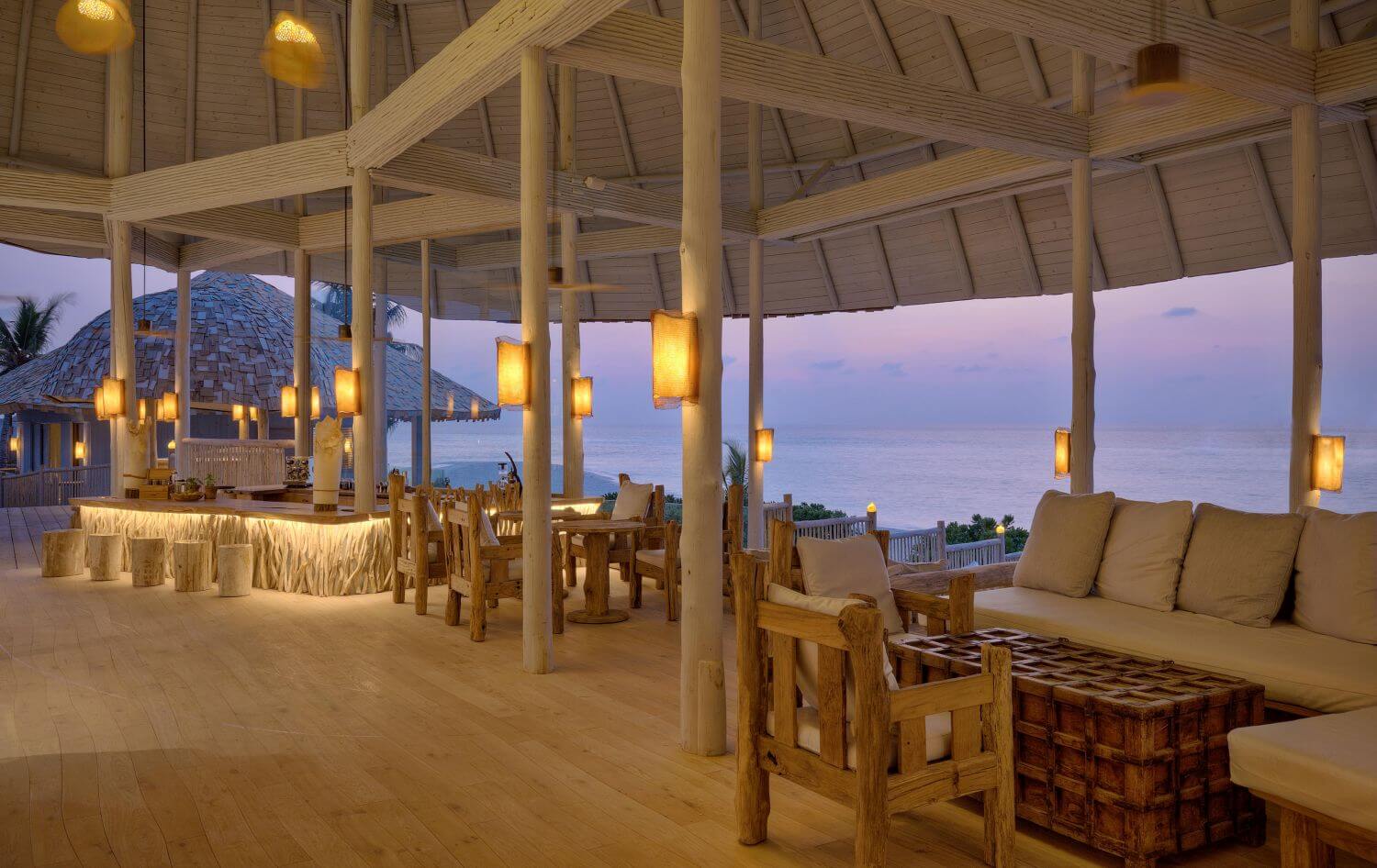 Restaurant mit Meerblick bei romantischer Abendstimmung