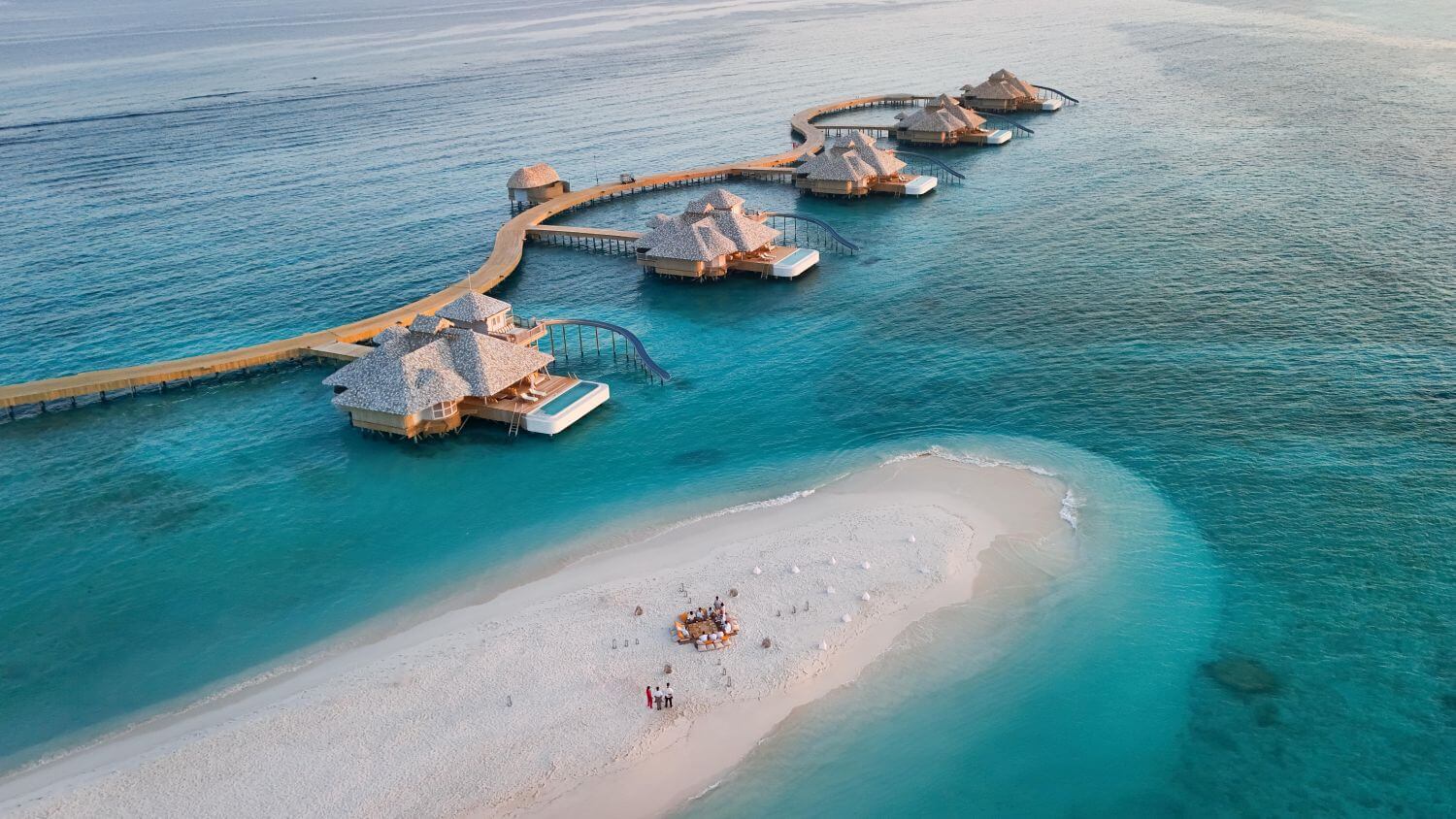 Wasservillen des Luxusresorts Soneva Secret auf den Malediven