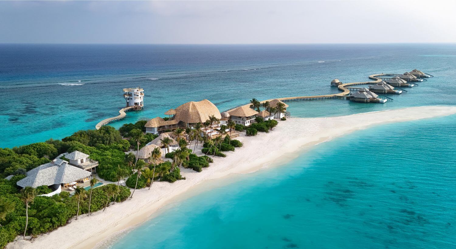 Luxusresort auf den Malediven aus der Vogelperspektive