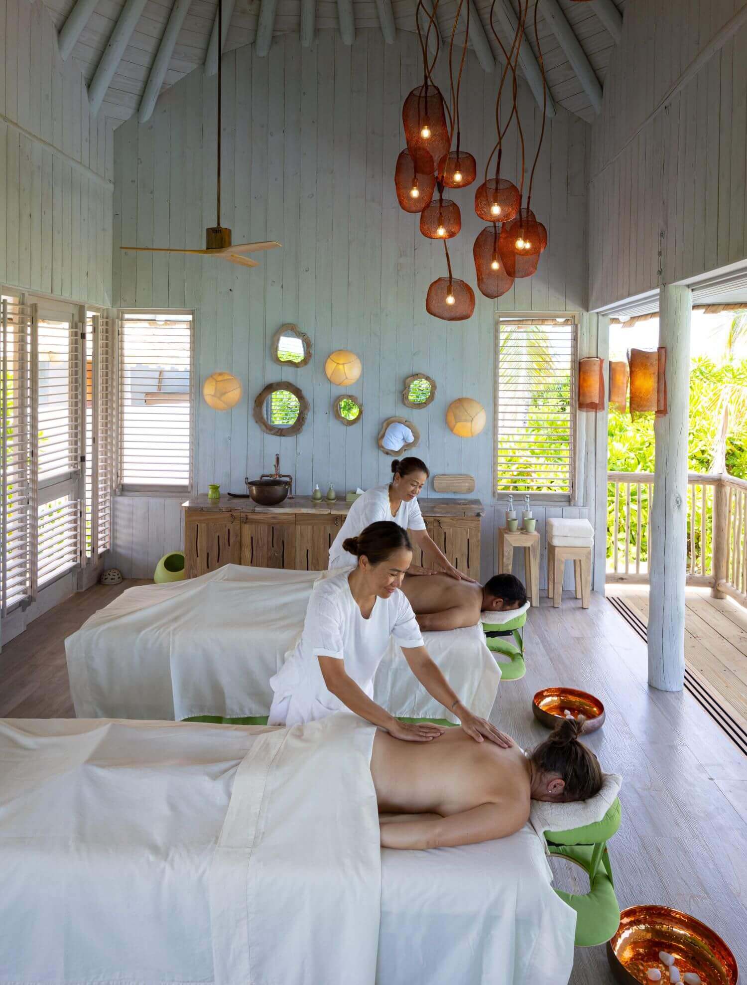 Zwei Gäste genießen eine Massage im Spabereich