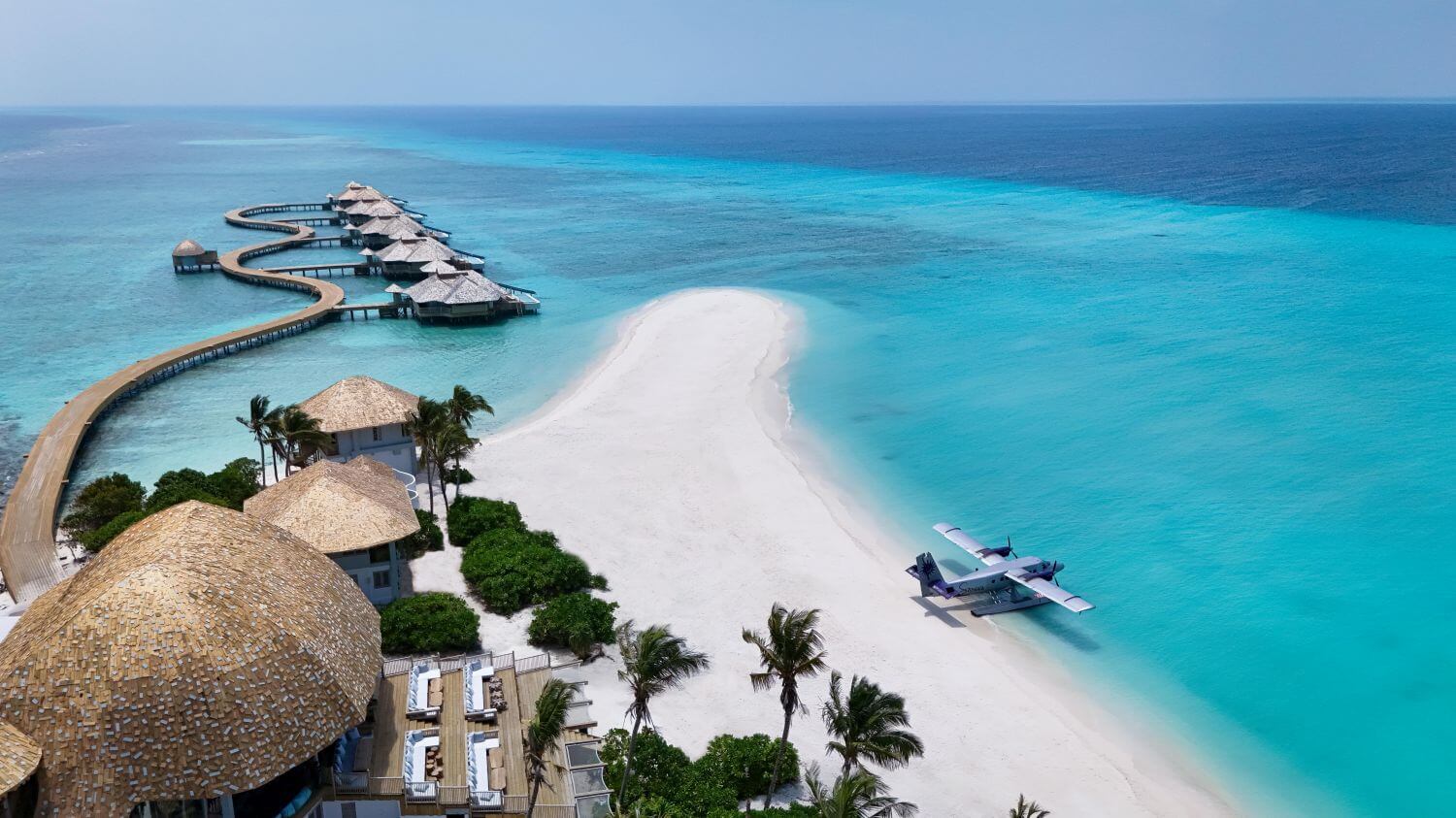 Strand und Wasservillen des Luxusresorts Soneva Secret auf den Malediven