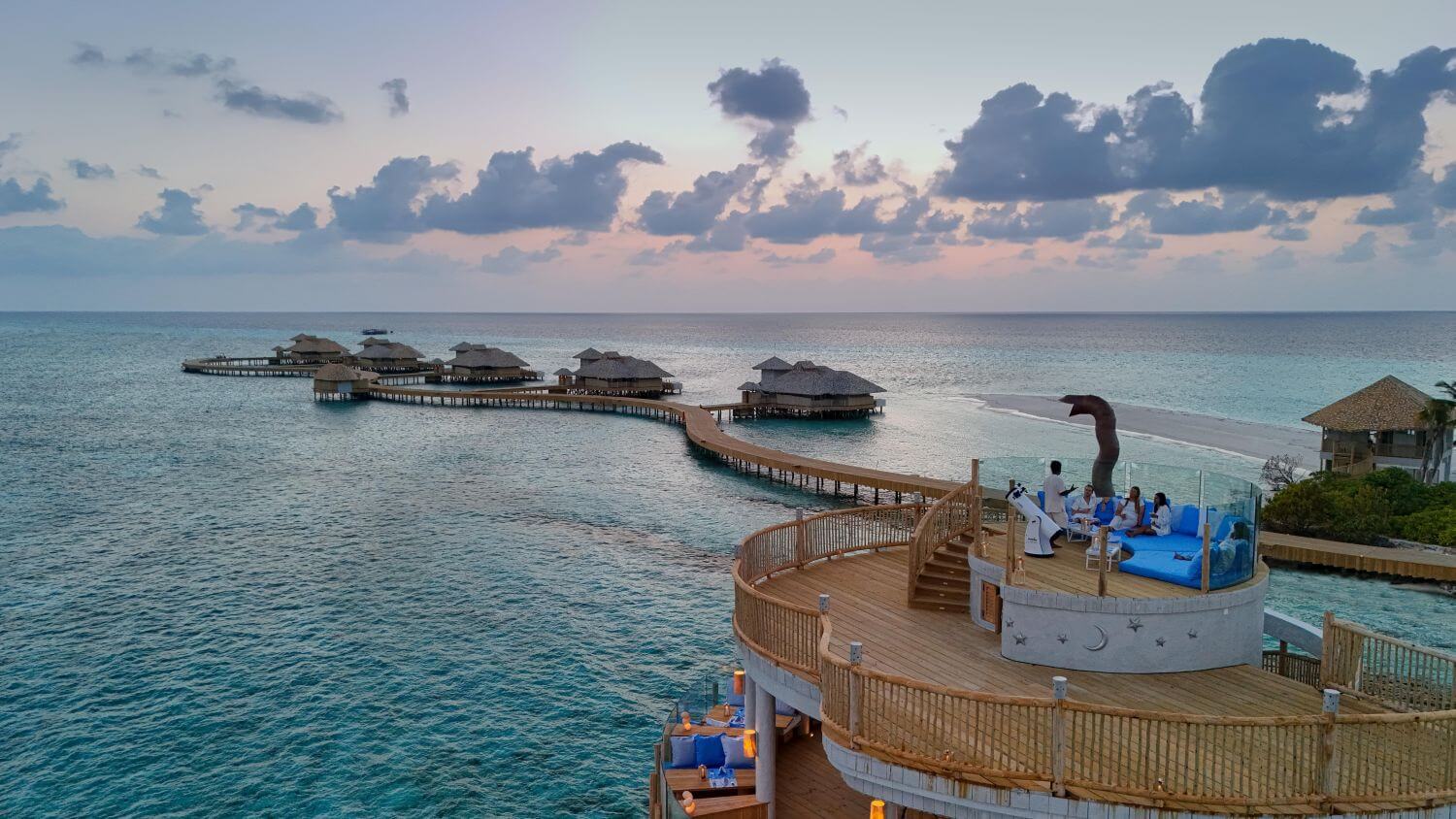 Lounge mit Blick auf die luxuriösen Wasservillen des Resorts Soneva Secret