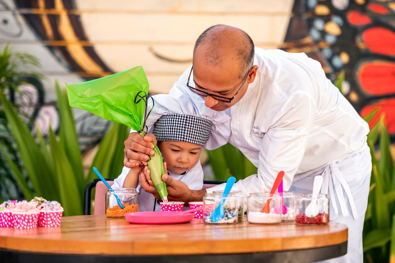 waldorf-astoria-maldives-familienluxusreisen-thefamilyproject-kidsclub-cupcake