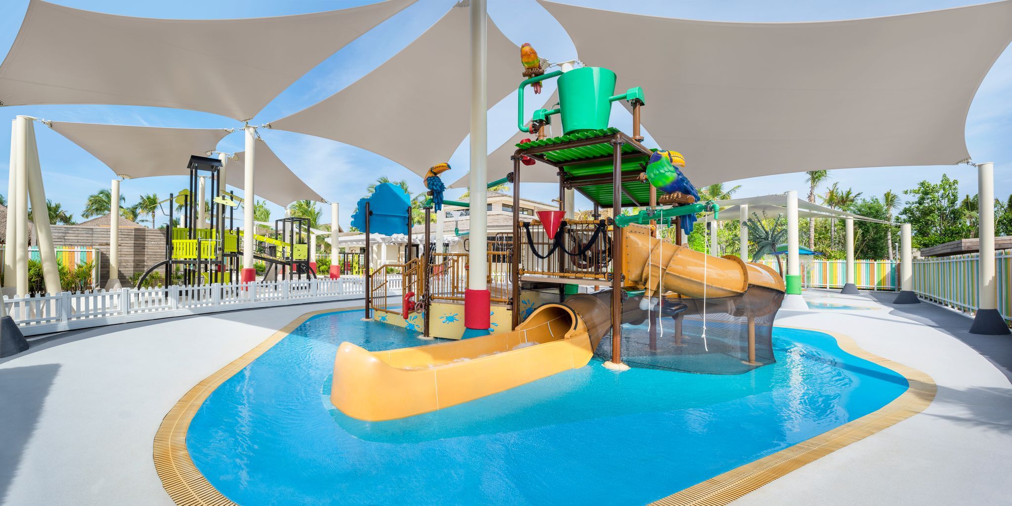 waldorf-astoria-maldives-familienluxusreisen-thefamilyproject-kidsclub-wasserpark
