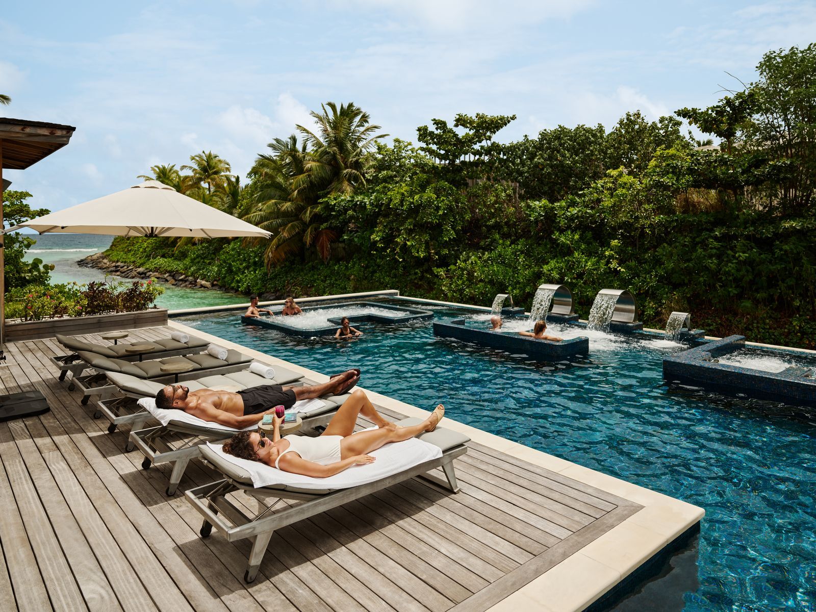 waldorf-astoria-maldives-familienluxusreisen-thefamilyproject-poolbereich