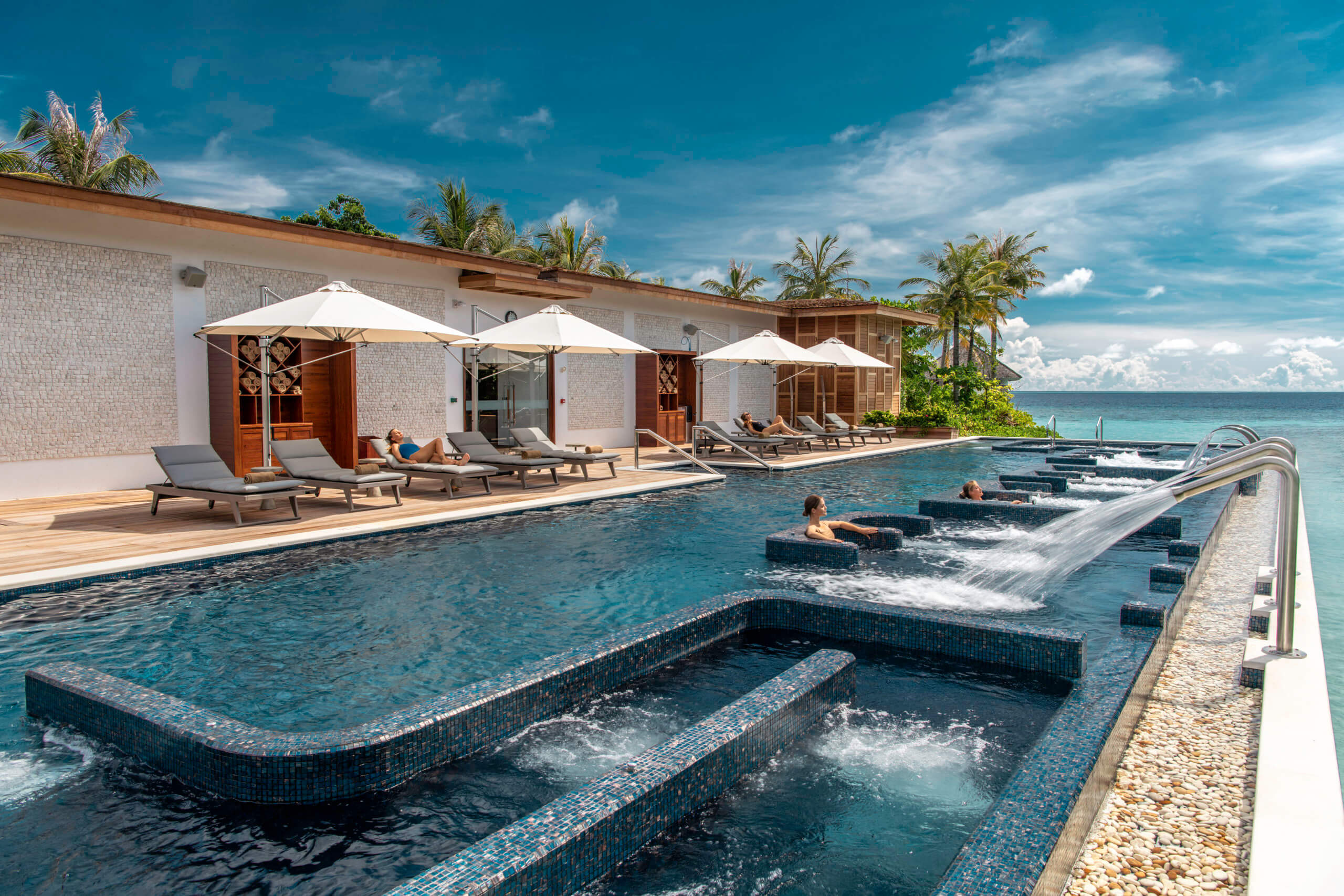 Waldorf Astoria Maldives Ithaafushi Familienluxusreisen TheFamilyProject Infinity Pool Wellness