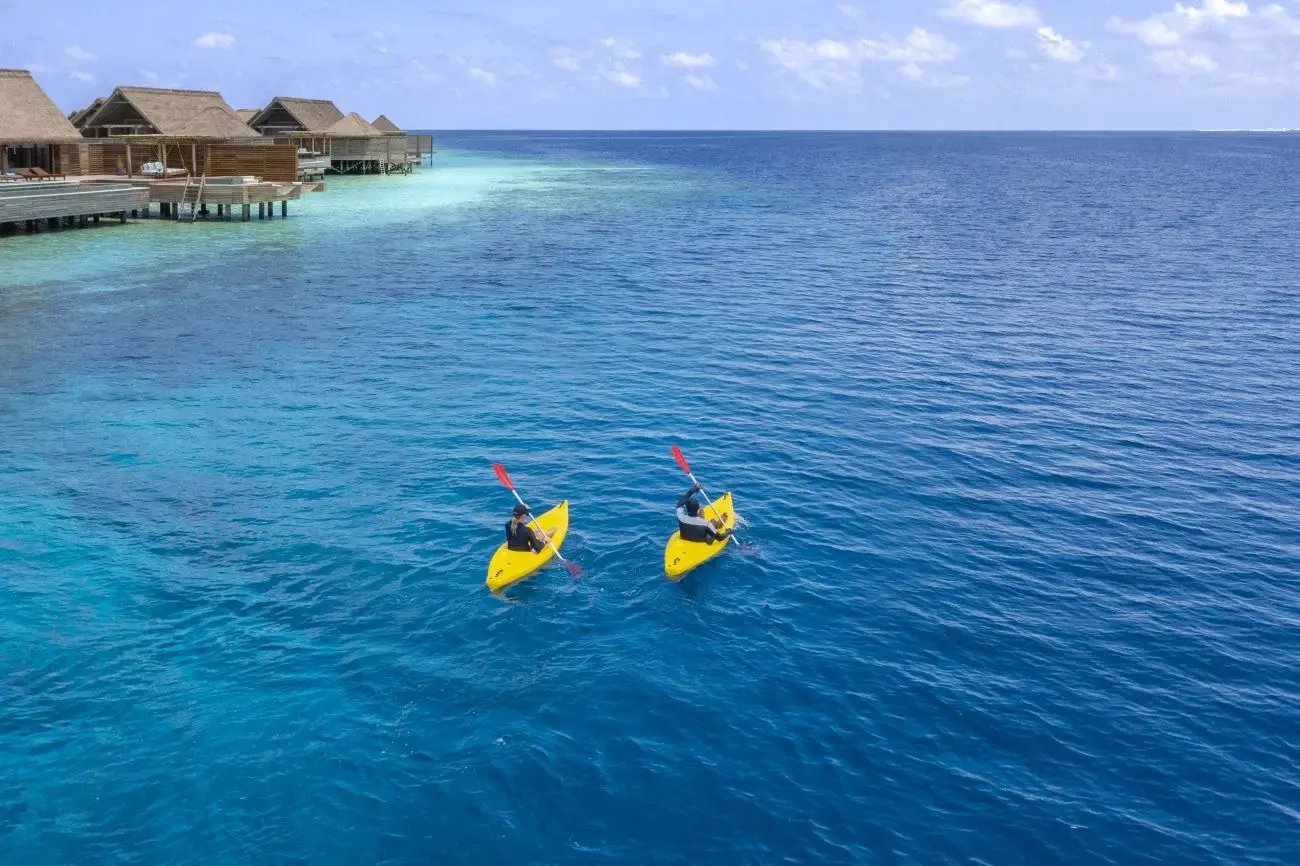 Waldorf Astoria Maldives Ithaafushi Familienluxusreisen TheFamilyProject Paddle