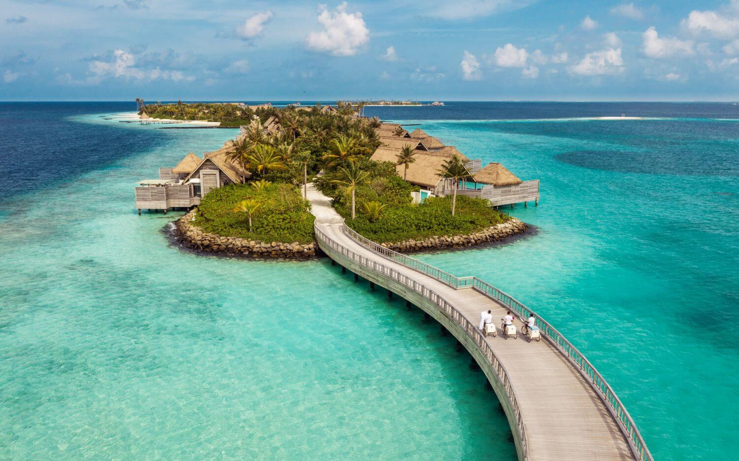 Waldorf Astoria Maldives Ithaafushi Familienluxusreisen TheFamilyProject Steg