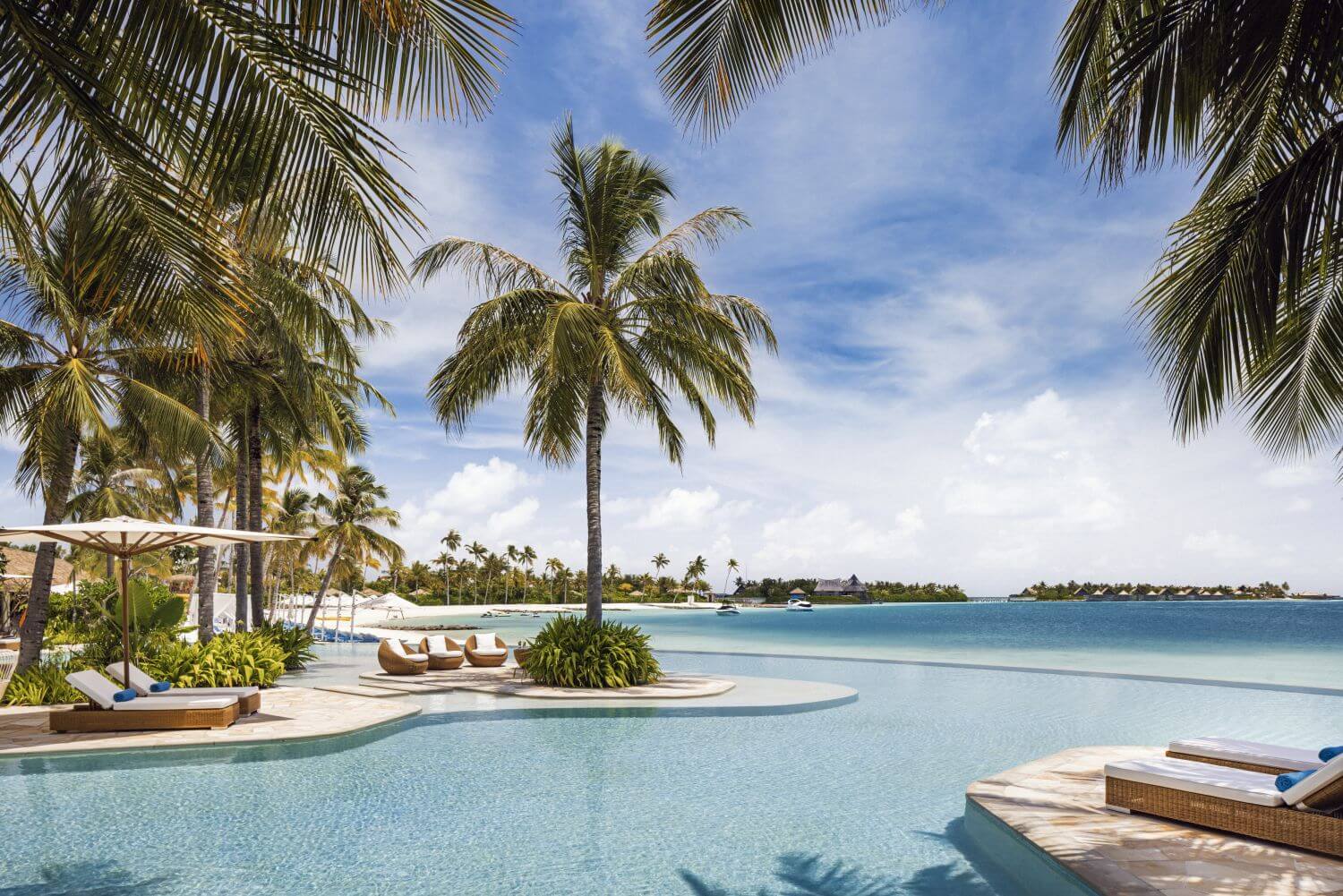 Waldorf Astoria Maldives Ithaafushi Familienluxusreisen TheFamilyProject Strandbereich
