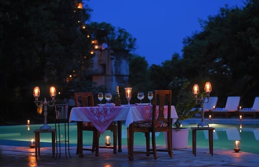 Shahpura Bagh Resort Familienluxusreisen TheFamilyProject Dinner am Pool