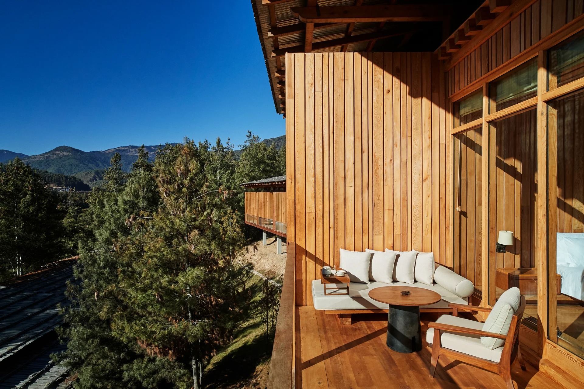 six-senses-bumthang-bhutan-familienluxusreisen-thefamilyproject-terrace