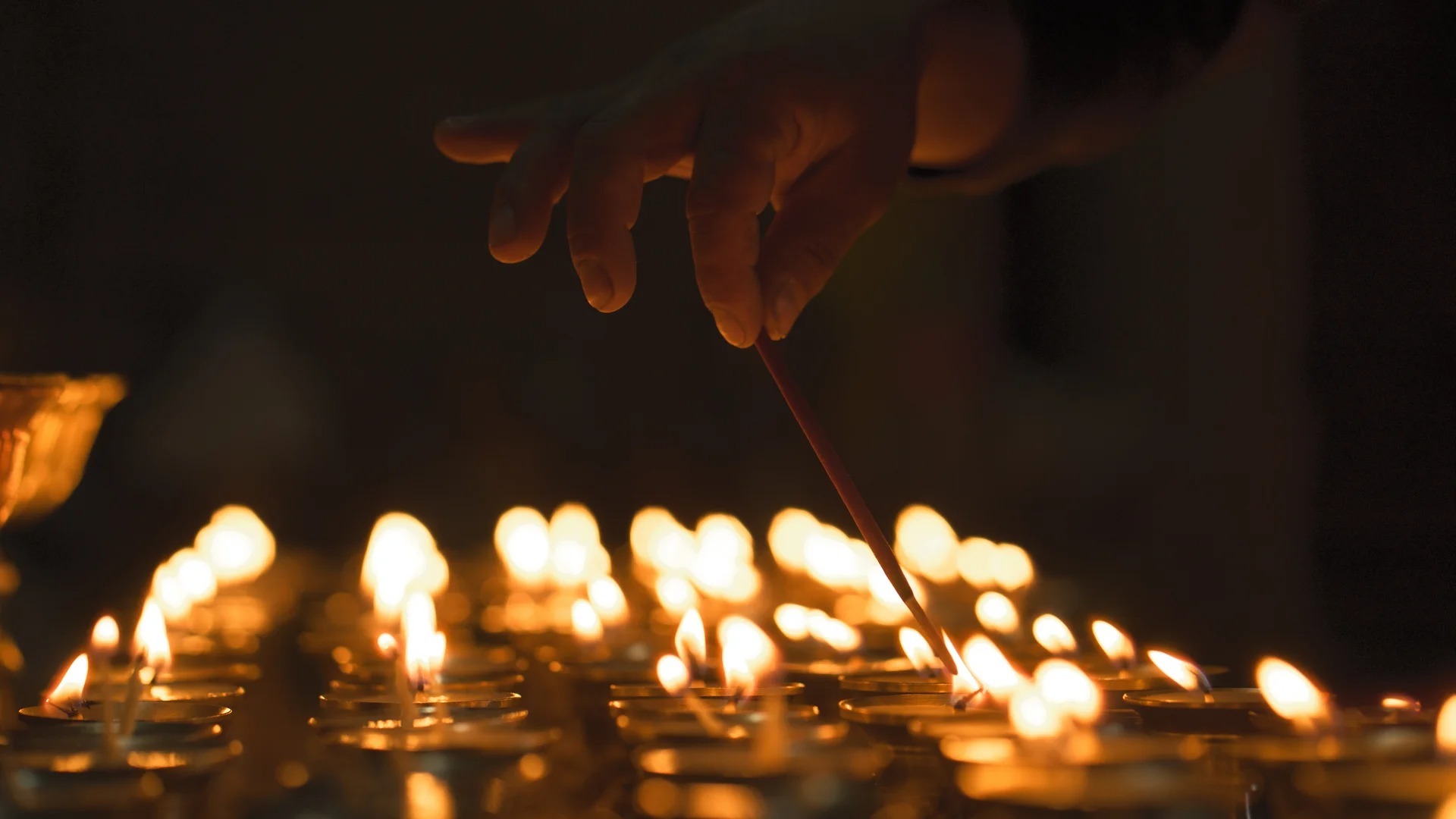 six-senses-paro-bhutan-familienluxusreisen-thefamilyproject-butter-lamps