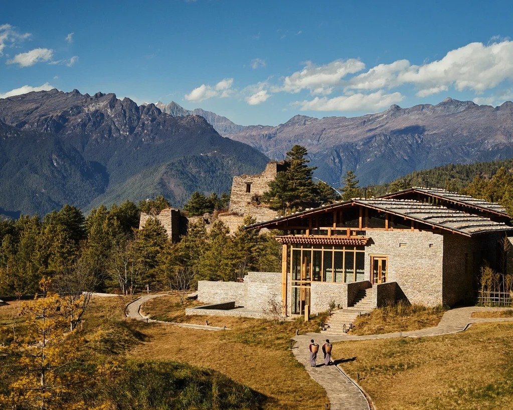 six-senses-paro-bhutan-familienluxusreisen-thefamilyproject-ruinen