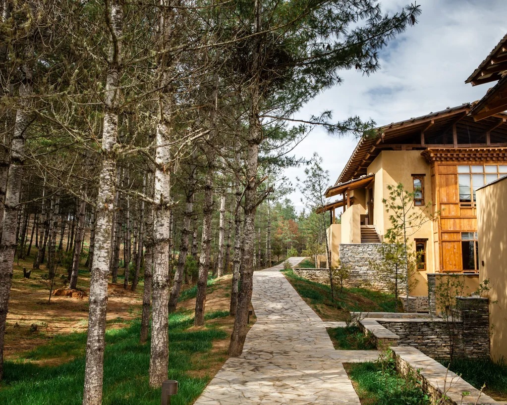 six-senses-paro-bhutan-familienluxusreisen-thefamilyproject-walkway