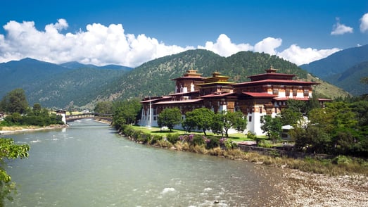 six-senses-punakha-bhutan-familienluxusreisen-thefamilyproject-dzong