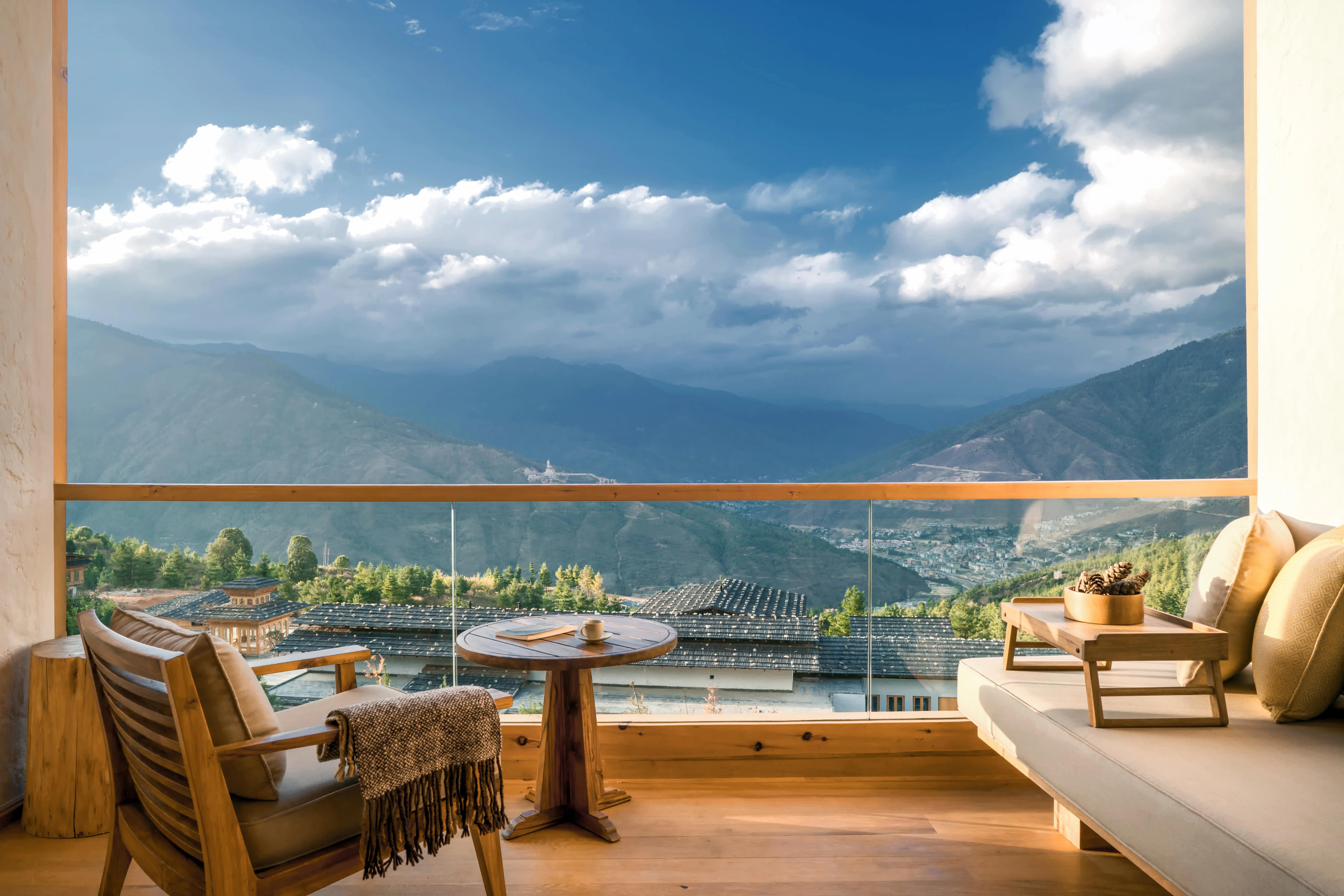 six-senses-thimphu-bhutan-familienluxusreisen-thefamilyproject-balkon