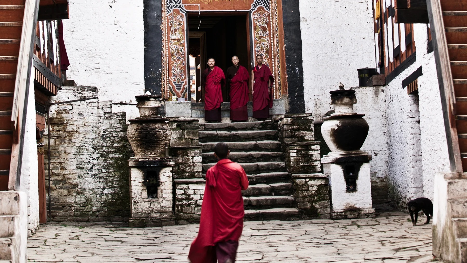six-senses-thimphu-bhutan-familienluxusreisen-thefamilyproject-monks