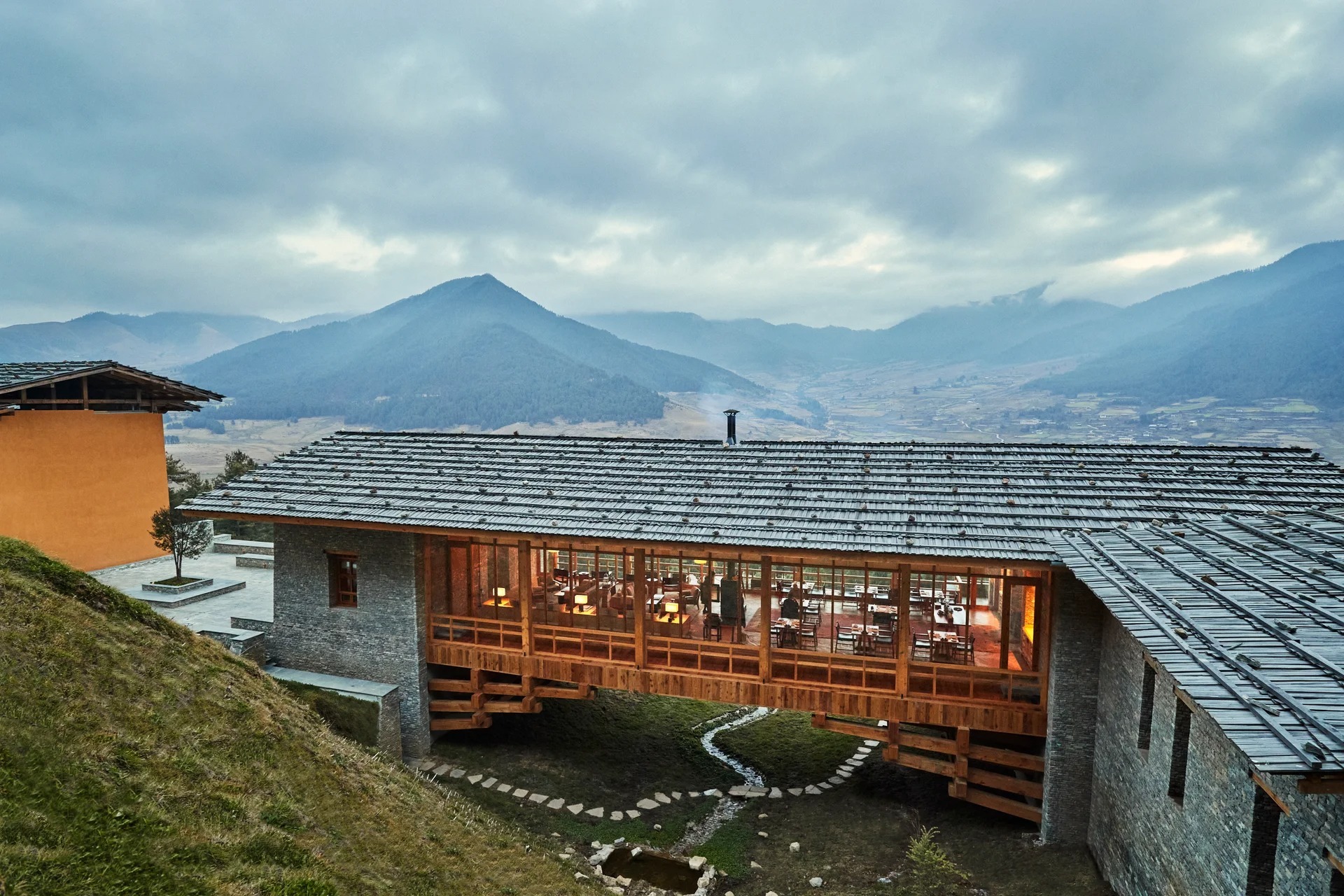 six-senses-gangtey-bhutan-familienluxusreisen-thefamilyproject-exteriors