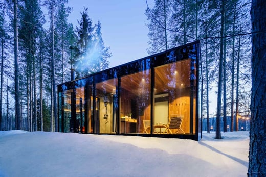 Loggers Lodge Aussenansicht im verschneiten Wald 