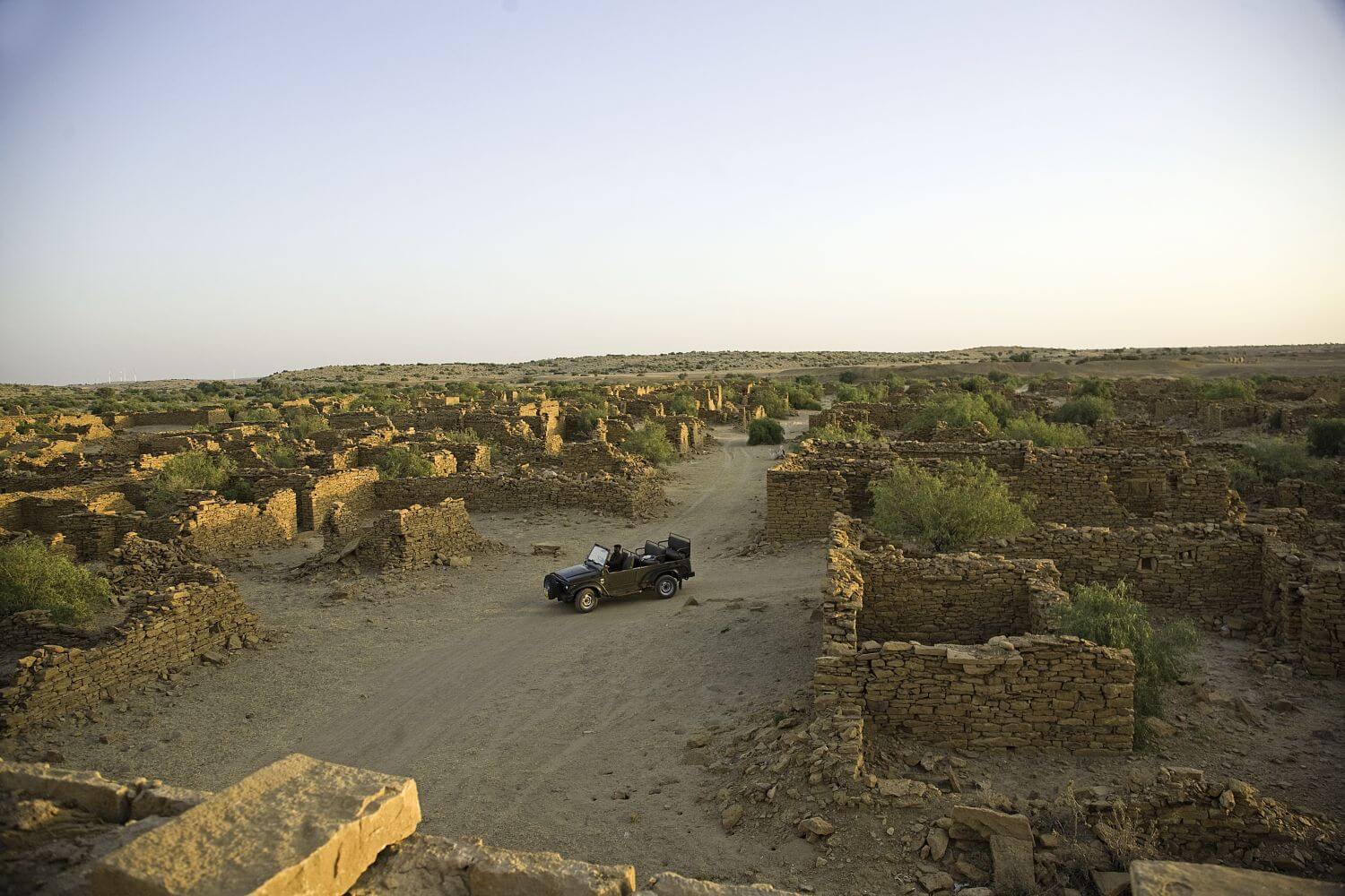 sujan-the-serai-indien-familienluxusreisen-thefamilyproject-ruinen