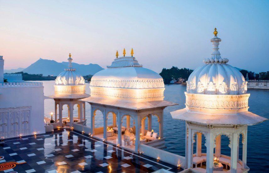 Taj-Lake-Palace-Fine-dining-outside