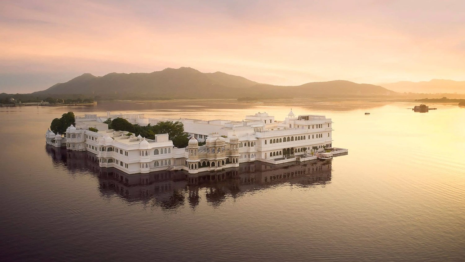 Taj-Lake-Palace-Indien-Familienluxusreisen-Hotel-Aussenansicht