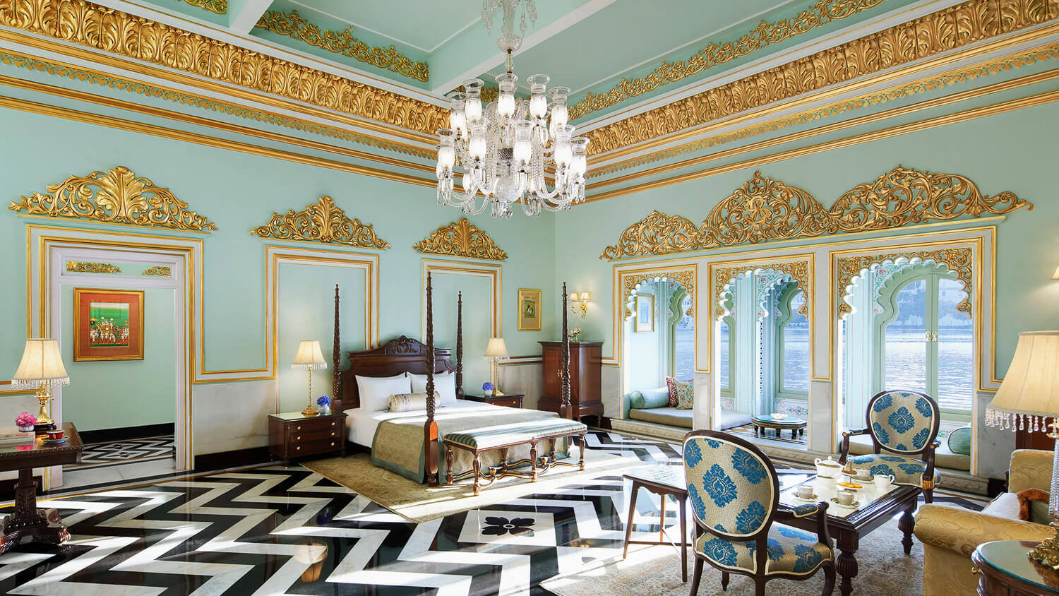 Opulente Suite mit vielen Mustern und Dekor.