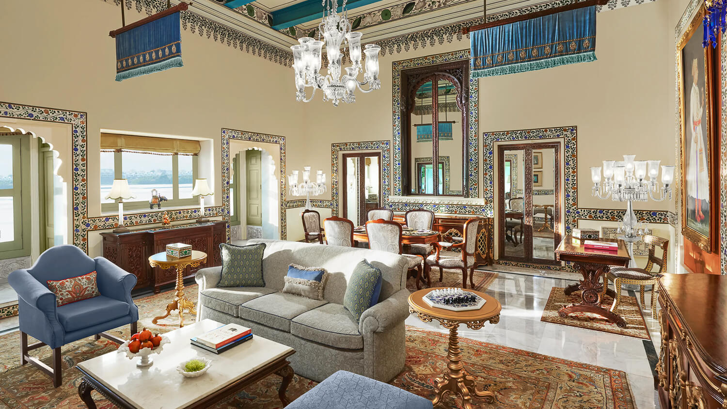 Opulente Suite mit vielen Mustern, Teppichen und Dekor.