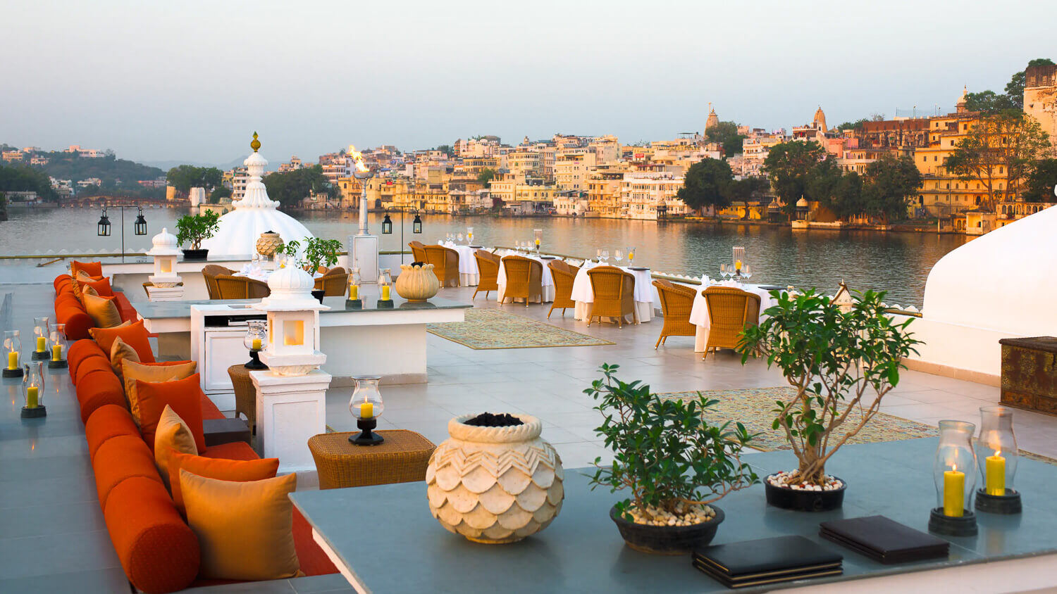 Terrasse eines Hotels mit blickt auf eine entfernte Stadt.