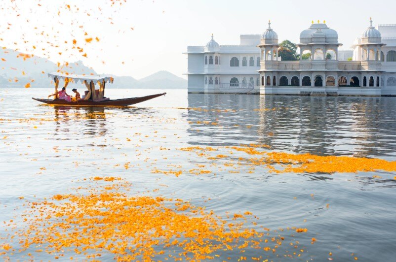 Taj-Lake-Palace-See mit Boot und Hotel im Hintergrund