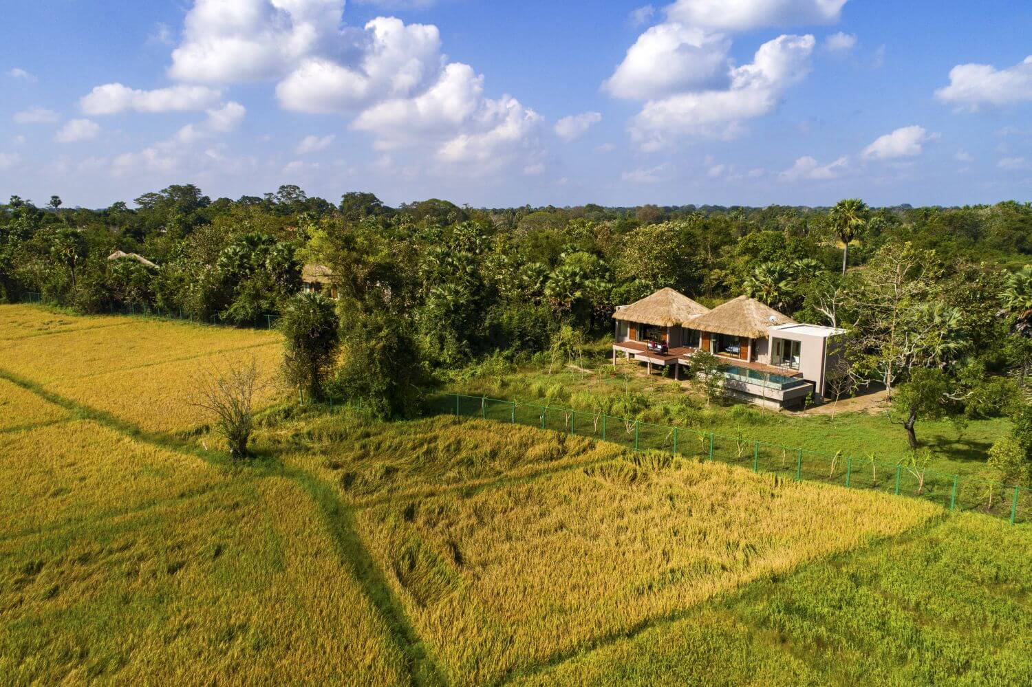 uga ulagalla deluxe villa außenansicht mit Feldern ringsrum