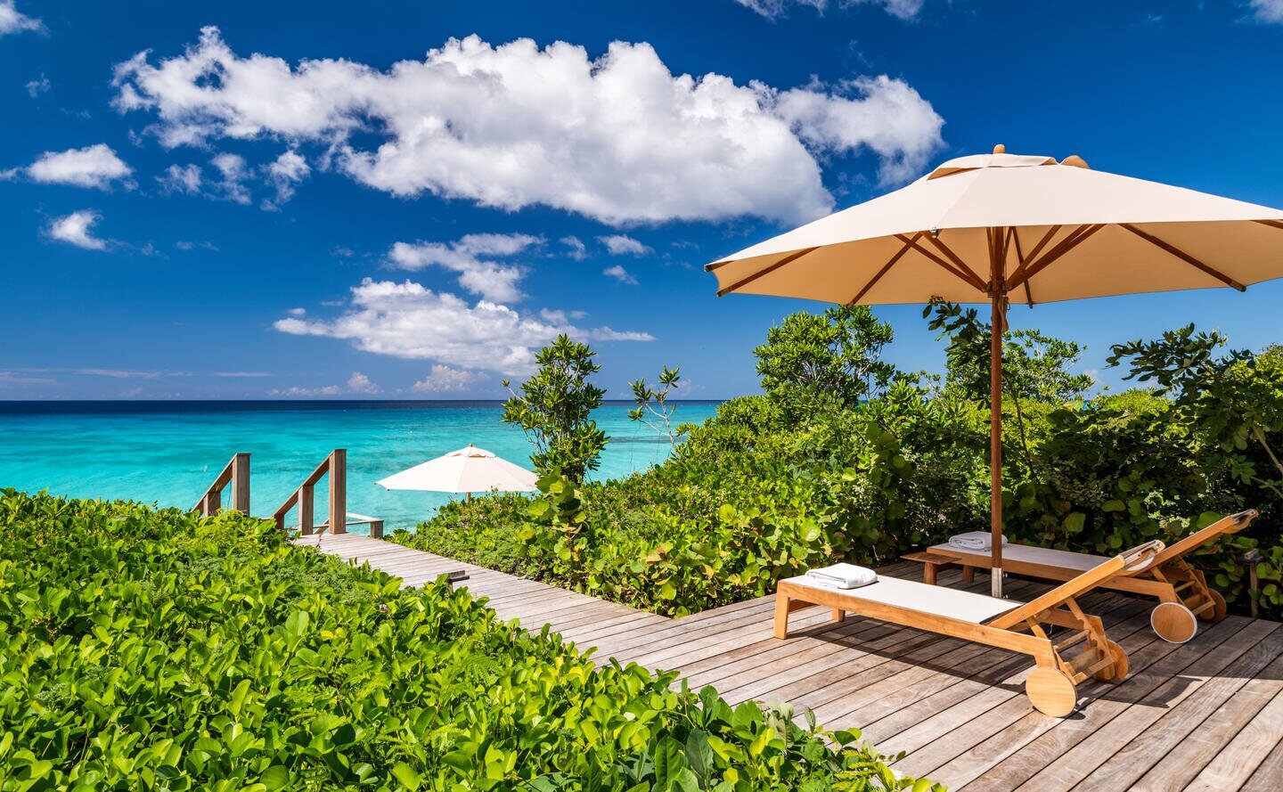 amanyara privates Sonnendeck mit zwei Liegen und Zugang zum Strand