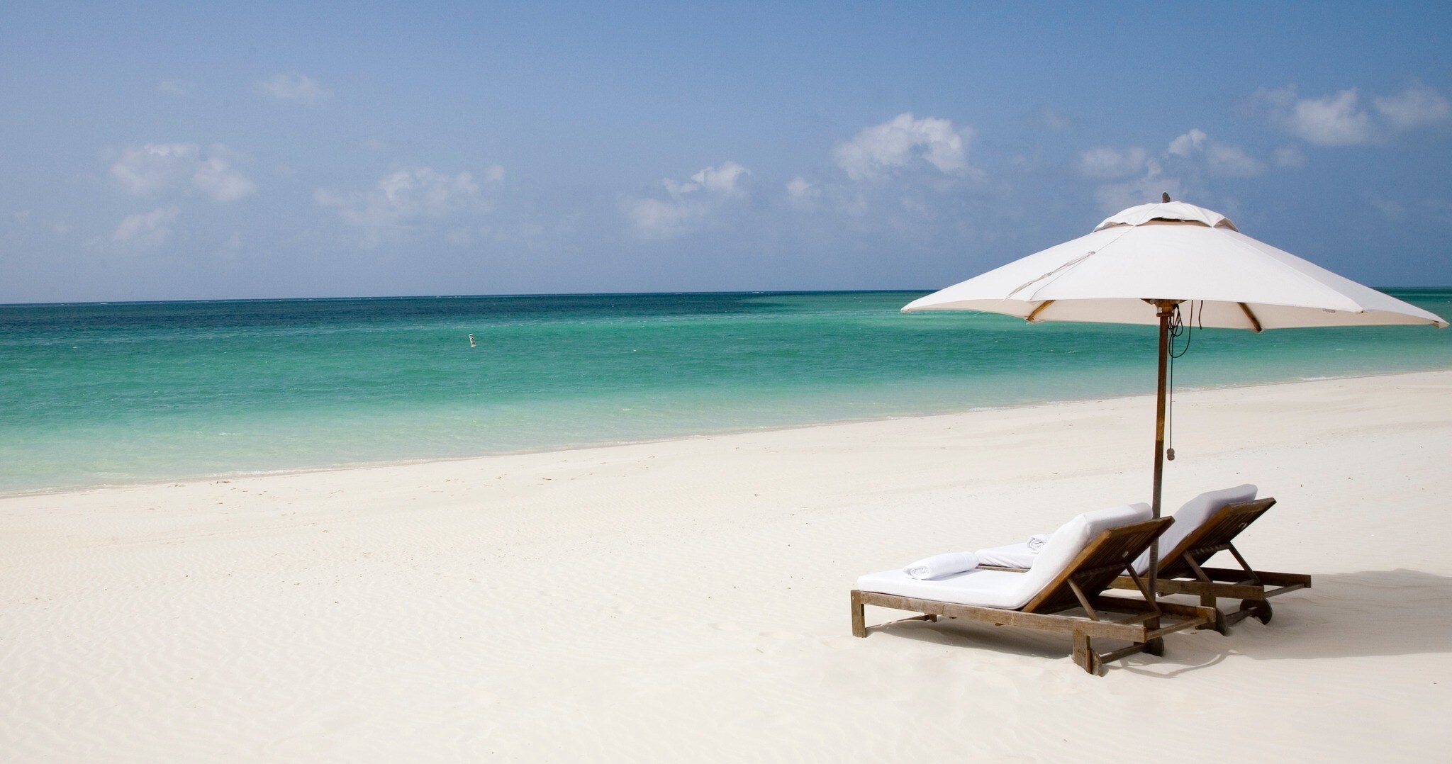 COMO Parrot Cay-zwei-Liegen-am-strand