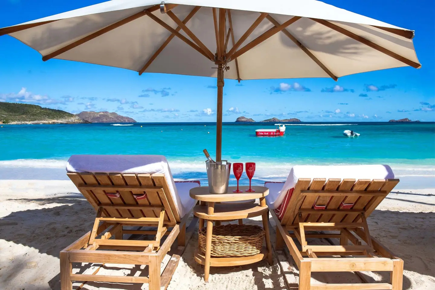 Eden Rock-zwei Liegen am Strand mit Champagner