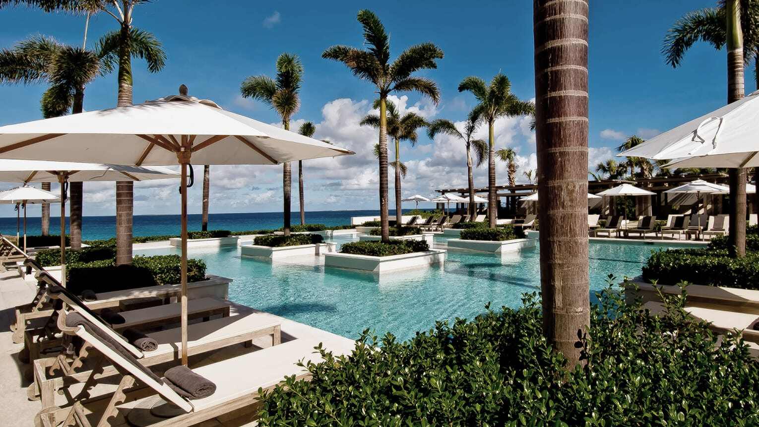 Four seasons resort anguilla Pool mit Liegen