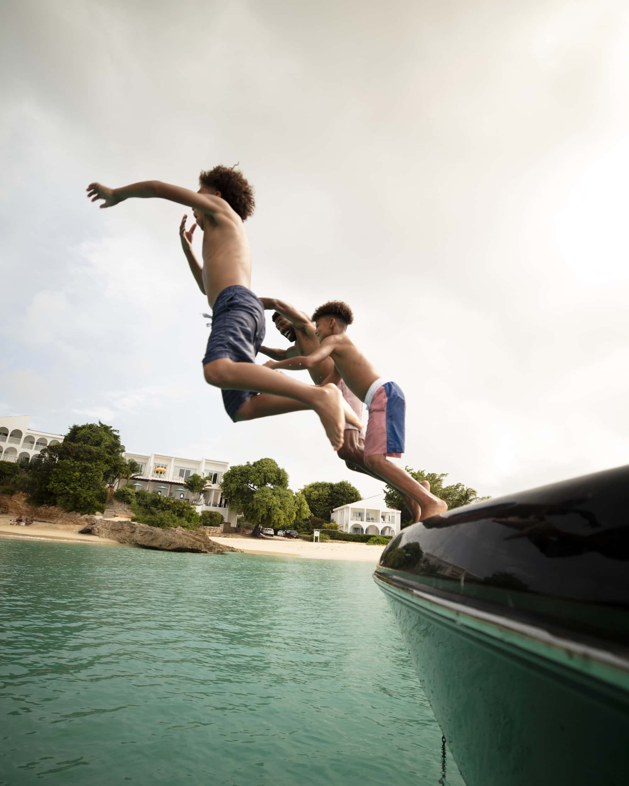 Four seasons resort anguilla ins Wasser springende Kinder