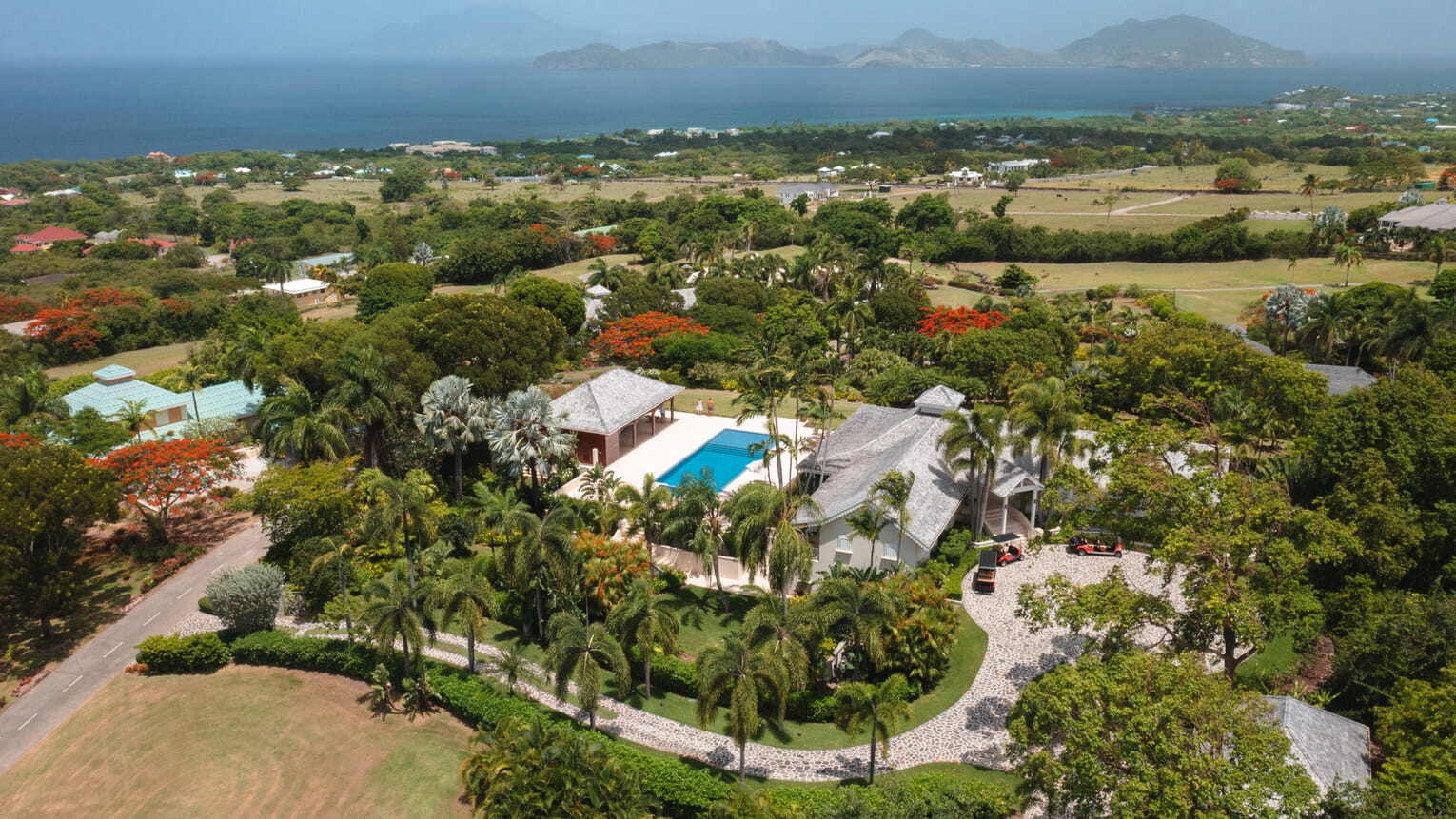 Four Seasons Resort Nevis St.Kitts Mahogany Hill Estate Übersicht mit Garten