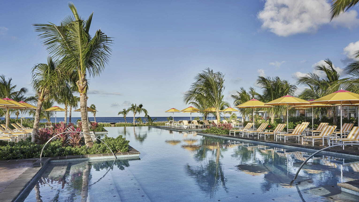 Four Seasons Resort Nevis St.Kitts Pool mit Liegen und Meerblick