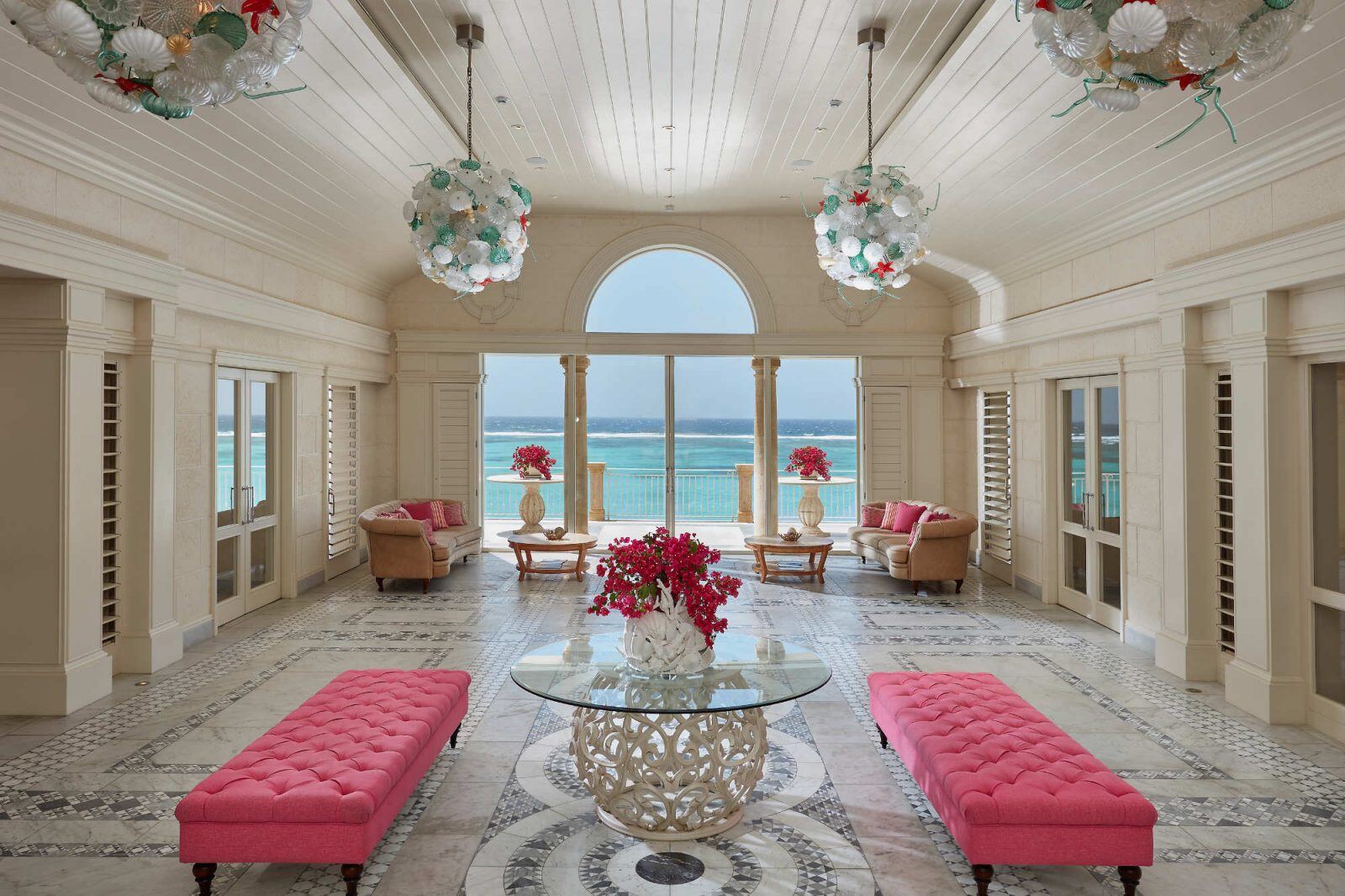 Mandarin-Oriental Canouan Sitzbänke in hellem Raum mit Blick auf das Meer