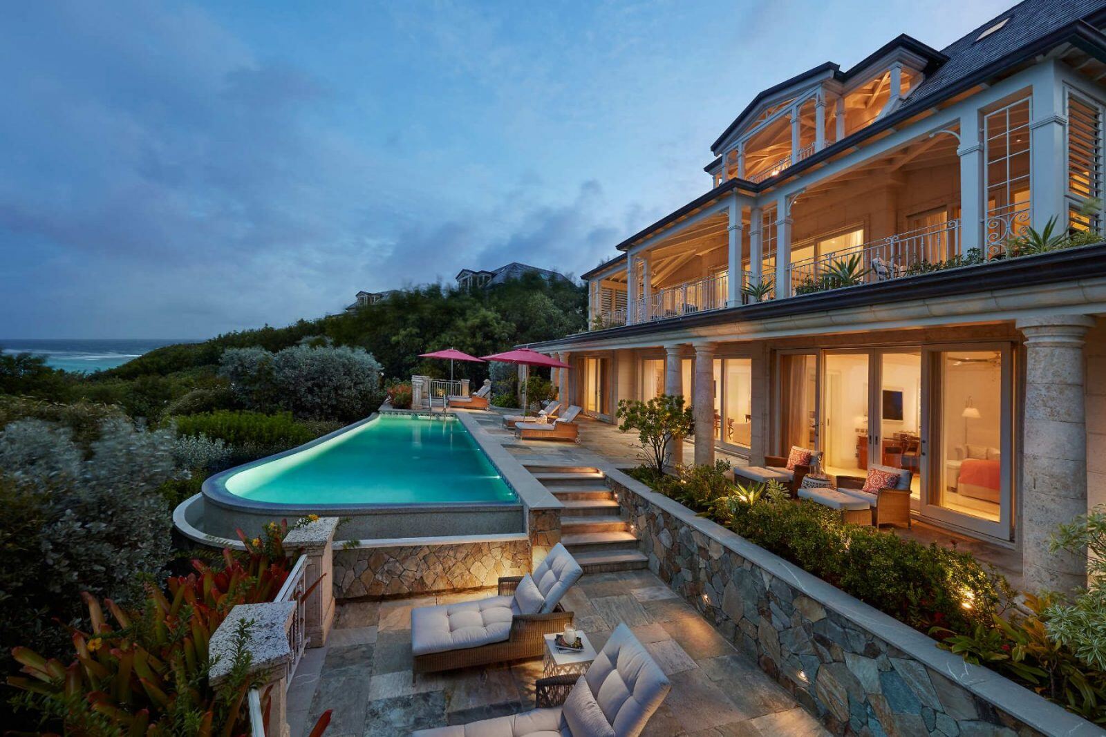 Mandarin Oriental Canouan Pool mit Terrasse am Abend