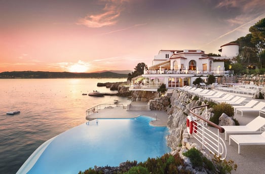 hotel-du-cap-eden-roc-frankreich-familienluxusreisen-pool-restaurant