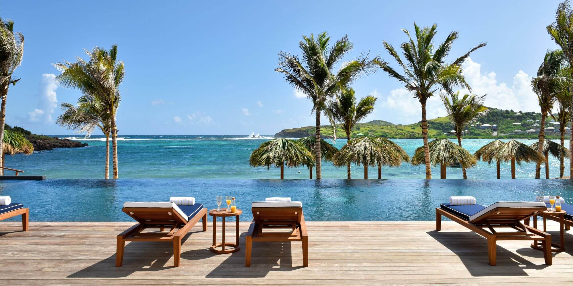 rosewood le guanahani Pool mit Liegen und Blick zum Meer